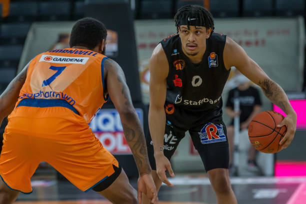 张国伟的首 张国伟的首